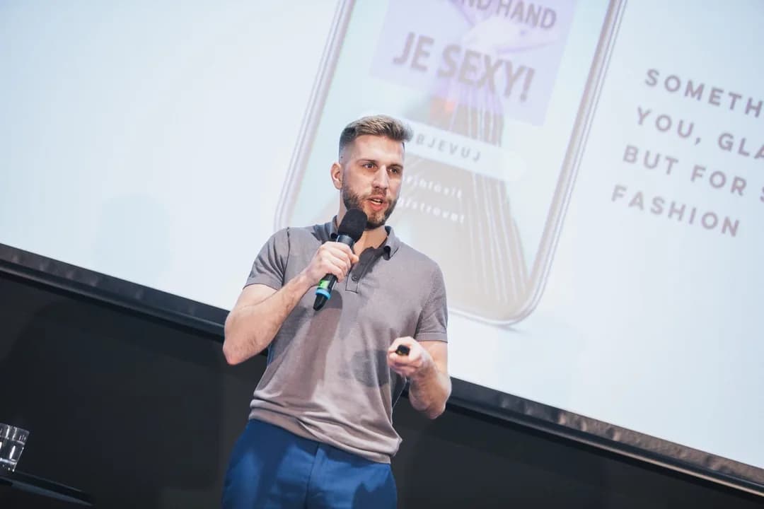 Noci u obrazovky — budování LEEPY